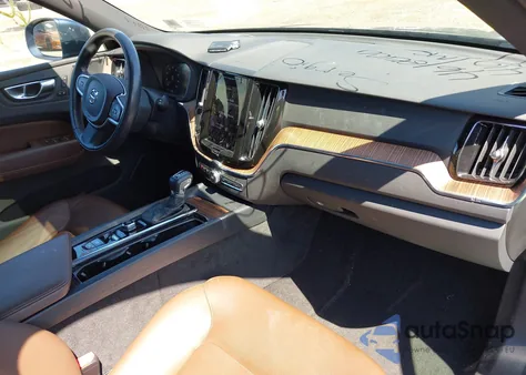 2021 Volvo Xc60 T5 Momentum z USA, uszkodzony, nr VIN YV4102RK9M1747792